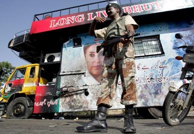 جنود باكستانيون يحرسون الشاحنة التي كانت تحمل بوتو