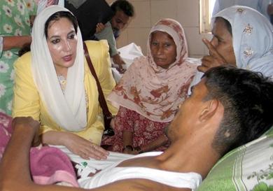 ينظير بوتو رئيسة الوزراء الباكستانية السابقة تزور المصابين في المستشفى