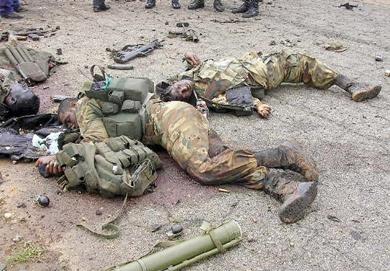 جانب من الجثث للجنود في القاعدة العسكرية