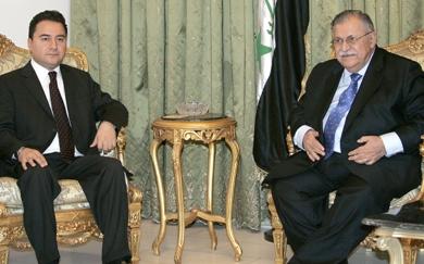 الرئيس العراقي جلال الطالباني يتحدث مع وزير الخارجية التركي علي باباجان