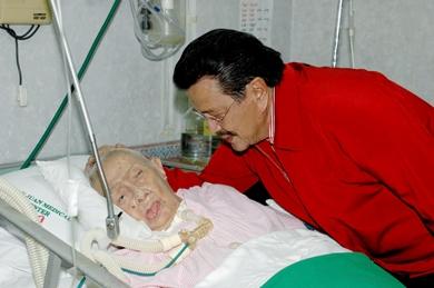 الرئيس السابق جوزيف إسترادا يزور والدته في المستشفى بعد خروجه من السجن