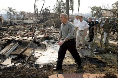 الرئيس الامريكي جورج بوش يتفقد المساكن التي دمرت بسبب الحرائق في كاليفورنيا
