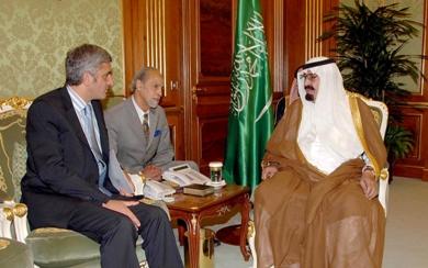 العاهل السعودي الملك عبدالله يتحدث مع وزير الدفاع الفرنسي هيرفيه موران