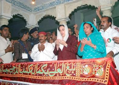 رئيسة الوزراء الباكستانية السابقة بينظير بوتو زارت مقابر عائلتها في مدينة جارهي خودا باكش