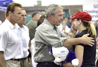 ارنولد شوارزينيغر مع بوش في زيارة تفقديه للعوائل المنكوبة