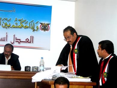 من اليسار: القاضي محسن علوان ووكيل النيابة خالد الماوري وبجواره عضو النيابة قيس حميد