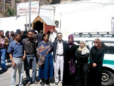 الزميل الخيواني يتوسط ناشطات ونشطاء منظمات المجتمع المدني أمام بوابة المحكمة