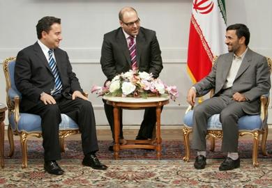 الرئيس الايراني محمود أحمدي نجاد يتحدث مع وزير الخارجية التركي علي باباجان