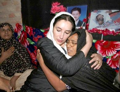 رئيسة الوزراء الباكستانية السابقة بنازير بوتو تحضن والدة احد ضحايا أمس