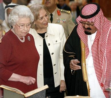 العاهل السعودي الملك عبدالله بن عبد العزيز مع الملكة اليزابيث