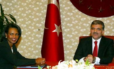 الرئيس عبد الله جول يتحدث مع وزيرة الخارجية الامريكية كوندوليزا رايس