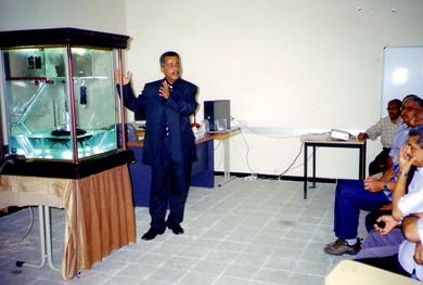 م. سمير سيف حنوني أثناء عرض الاختراع وتقديم الشرح أمام المهتمين بالمشروع