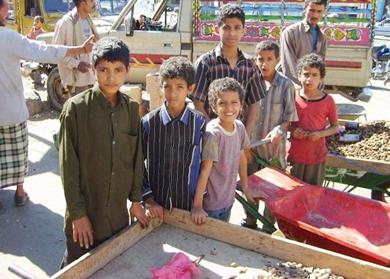 الأطفال في دمنة خدير يعملون منذ نعومة أظفارهم