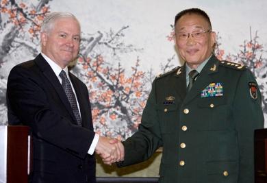 وزير الدفاع الأمريكي روبرت جيتس مع نظيره الصيني تساو كانج تشيوان
