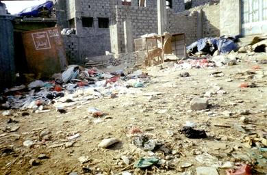 انتشار كبير للقمامة يغرق شوارع المديرية