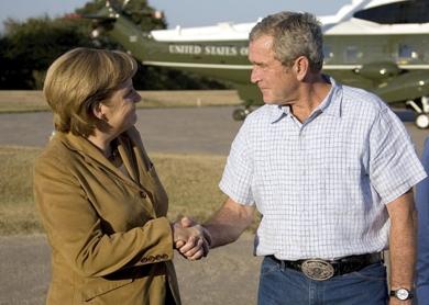 الرئيس الاميركي جورج بوش يستقبل المستشارة الالمانية انغيلا ميركل في مزرعته في تكساس