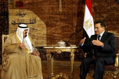 الرئيس المصري حسني مبارك يتحدث مع الملك عبدالله بن عبد العزيز