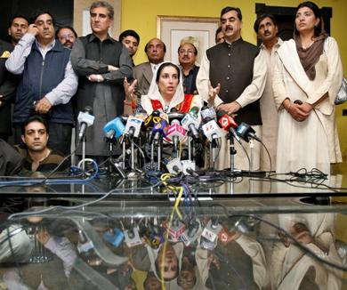 زعيمة المعارضة الباكستانية بينظير بوتو