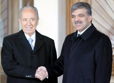 الرئيس الاسرائيلي شيمون بيريز مع نظيره التركي عبد الله غول