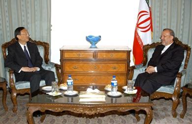 وزير الخارجية الايراني منوشهر متقي مع نظيره الصيني يانج جيه تشي