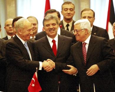 الرئيس الاسرائيلي شمعون بيريس والرئيس الفلسطيني محمود عباس مع الرئيس التركي عبدالله جول