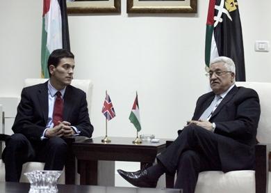 الرئيس الفلسطيني محمود عباس مع وزير الخارجية البريطاني ديفيد ميليباند