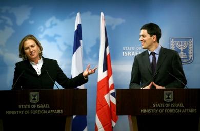 وزير الخارجية البريطاني ديفيد ميليباند في مؤتمر صحفي مشترك عقده مع نظيرته الإسرائيلية تسيبي ليفني