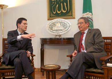 الامين العام لجامعة الدول العربية عمرو موسى يتحدث مع وزير الخارجية البريطاني ديفيد ميليباند