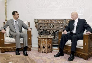 الرئيس السوري بشار الأسد يتحدث مع نائب وزير الخارجية الروسي ألكسندر سلطانوف