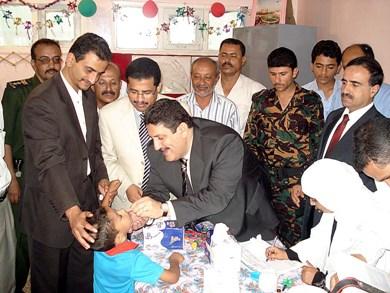 ووزير الصحة العامة والسكان أثناء قيامه بتطعيم طفل في إطار الحملة أمس