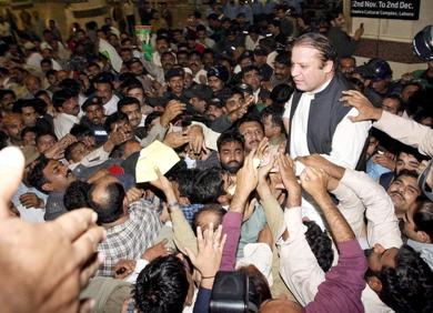 رئيس الوزراء الباكستاني الاسبق نواز شريف وسط محبيه أمس