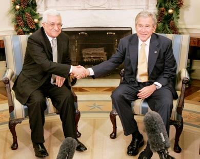 الرئيس الامريكي جورج بوش مع نظير الفلسطيني محمود عباس