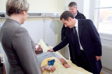 الرئيس الفرنسي نيكولا ساركوزي أثناء زياته للمصابين أمس