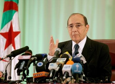 وزير داخلية الجزائر يتحدث في مؤتمر صحفي