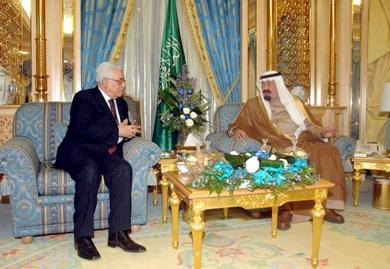 العاهل السعودي الملك عبدالله بن عبد العزيز يستقبل الرئيس الفلسطيني محمود عباس