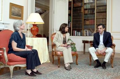 رئيس الوزراء فرنسوا فيون مع زوجته والوفد المرافق