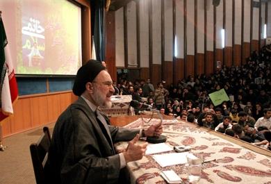 الرئيس الايراني الاصلاحي السابق محمود خاتمي يتحدث للطلابه