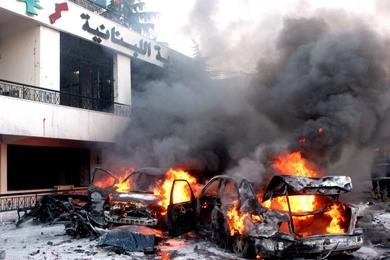 السيارات تحترق في ضاحية بعبدا ببيروت أمس بعد الانفجار الذي أدى إلى مقتل العميد الحاج