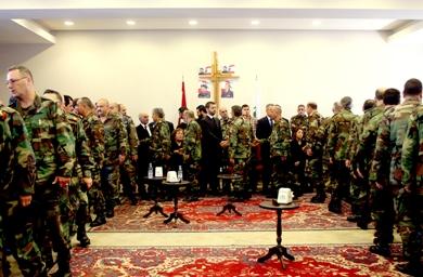 قادة الجيش اللبناني أثناء تقديم العزاء لأسرة الفقيد الحاج