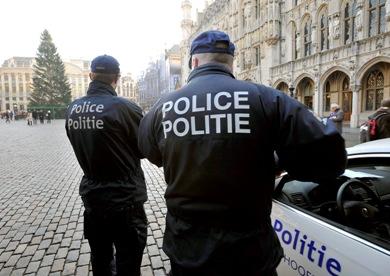 دوريات من الشرطة البلجيكية تحرس أبواب القصر في بروكسل بعد رفع حالة التأهب أمس
