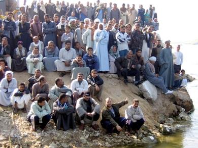 اقارب الضحايا يجلسون بجانب نهر النيل أمس