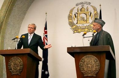 رئيس الوزراء الاسترالي كيفن راد و الرئيس الافغاني حميد كرزاي في مؤتمر صحفي