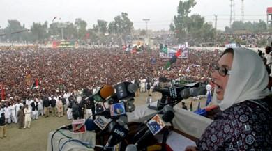 رئيسة وزراء باكستان السابقة بنازير بوتو تخطب في جموع محتشدة في بلدة لاركانا الباكستانية أمس