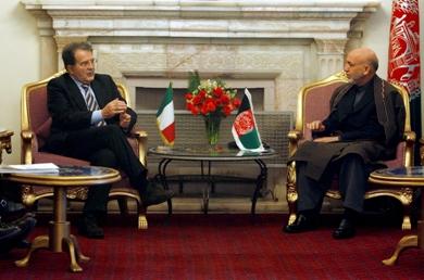 رئيس الوزراء الإيطالي رومانو برودي مع الرئيس حامد كرزاي