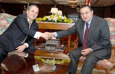 الرئيس المصري حسنى مبارك مع وزير الدفاع الإسرائيلي إيهود باراك