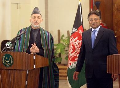 الرئيسان الباكستاني برويز مشرف والافغاني حميد كرزاي