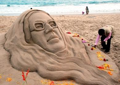 تمثال رملي عمله أحد النحاتين لرئيسة الوزراء الباكستانية السابقة بنازير بوتو بعد اغتيالها، في شاطئ بمنطقة بوري بالقرب من مدينة بوبنشاور شرقي الهند أمس