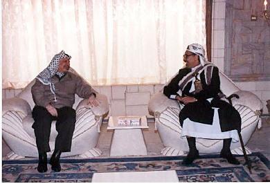 الشيخ عبد الله مستقبلاً في منزله الرئيس ياسر عرفات عام 1998م
