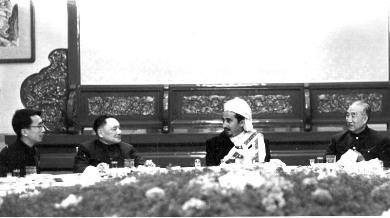 الشيخ عبد الله أثناء زيارته البرلمانية للصين 1974م ويرى في الصورة الرئيس الصيني الراحل دنج قبل توليه زعامة الصين وكان حينذاك نائباً لرئيس الوزراء