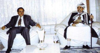 الشيخ عبدالله مع الرئيس علي ناصر محمد في عمان عام 1994
